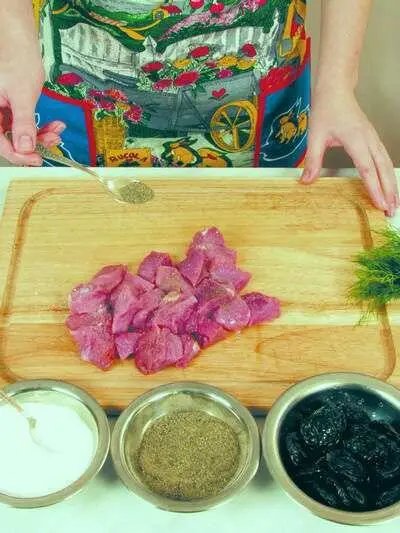 Нарезанную кусочками вырезку посыпать перцем и солью Предварительно очищенный - фото 267