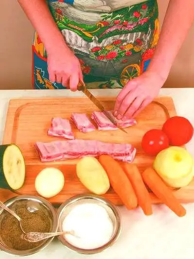 Подготовленные свиные ребрышки нарезать порционными кусками Очищенные - фото 272