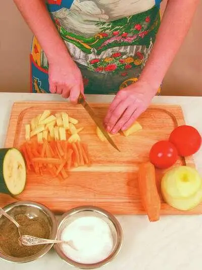 Очищенные картофель и морковь нарезать тонкими брусочками Кабачок очистить от - фото 273