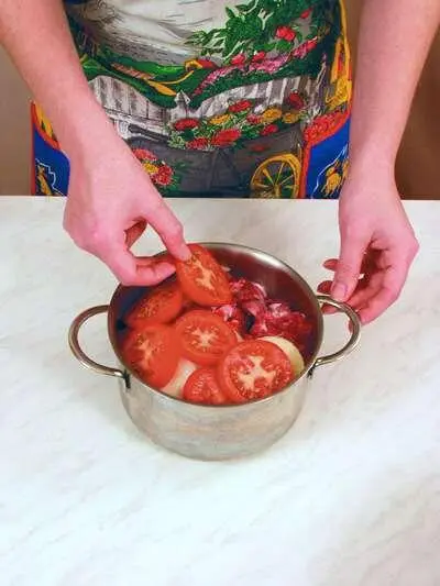В кастрюлю уложить мясо чеснок яблоко лук помидор и болгарский перец - фото 285