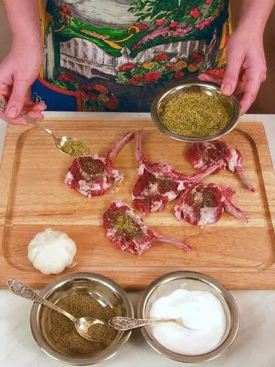 Каждый кусок посыпать розмарином перцем и солью Очищенный и вымытый - фото 288
