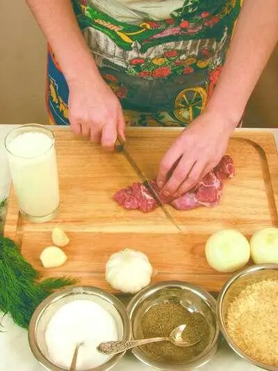 Подготовленное филе баранины нарезать кусочками Предварительно очищенный лук - фото 297