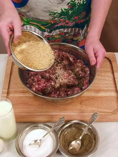 Промытый рис добавить в емкость с пропущенными через мясорубку мясом и луком - фото 299