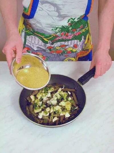 Содержимое сковороды посыпать рубленым укропом и панировочными сухарями - фото 322