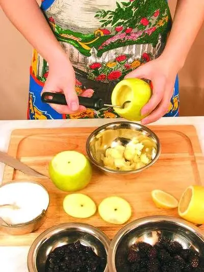 Из подготовленных яблок вынуть мякоть и сердцевину Измельченную мякоть яблок - фото 336