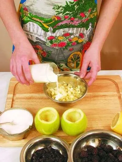 Измельченную мякоть яблок смешать с сахаром и сливками Полученной массой - фото 337