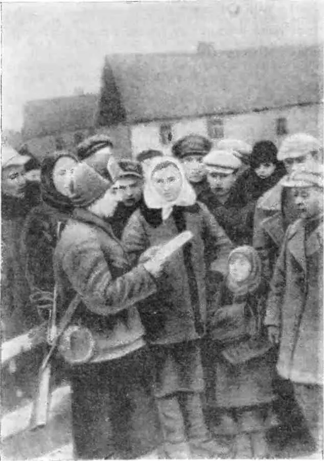 Секретарь Антопольского подпольного райкома партии А И Хромова знакомит - фото 50