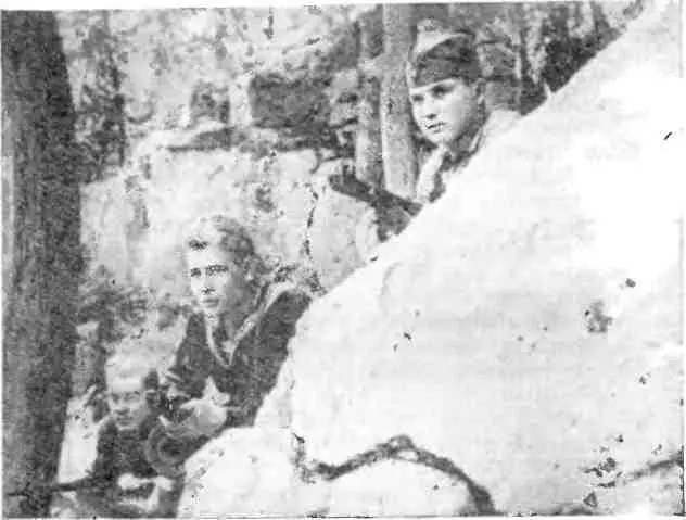 Партизаны В Печеренко и Ф Мазурец в засаде В конце 1942 года в городах и - фото 84