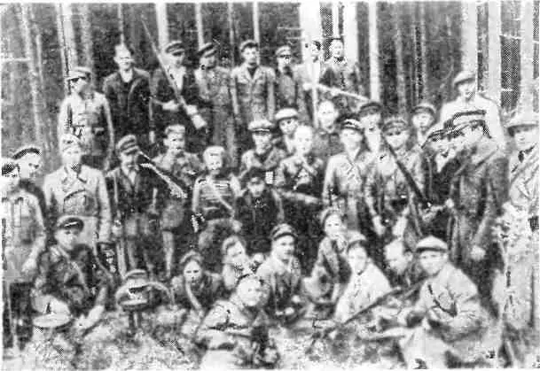 Группа бойцов партизанского отряда За Советскую Литву 1944 год Население - фото 95