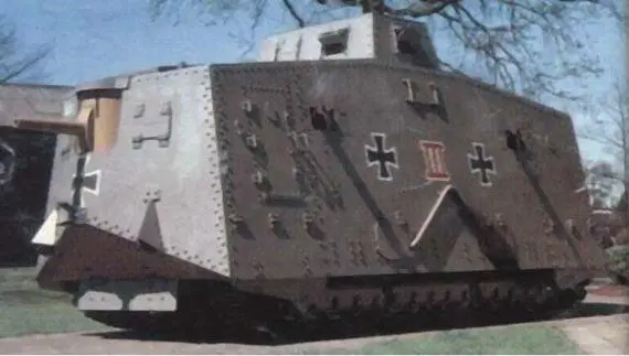 Рис 138 Вверху германская машина А7 V Ниже французский танк СенШамон - фото 85