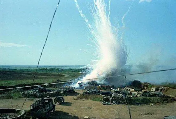 Рис 145 Боевое применение фосфорных снарядов Вверху слева разрыв фосфорной - фото 101
