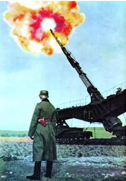 Рис 27 Слева 1940 г Германское сверхдальнобойное орудие на железнодорожном - фото 117