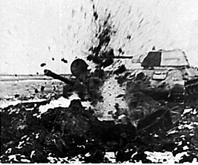 Рис 28 Редкий снимок сделанный зимой 1941 г с близкого расстояния солдатом - фото 119