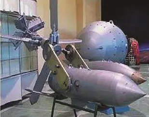 Рис 244 На верхнем снимке управляемая бомба BV246 подвешенная к - фото 197