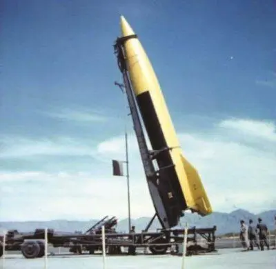 Рис 253 Установка баллистической ракеты А4 V2 на стартовый стол подвижной - фото 212