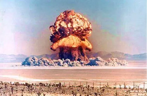 Рис 316 Постаревший огненный шар превращается в облако радиоактивной пыли - фото 259