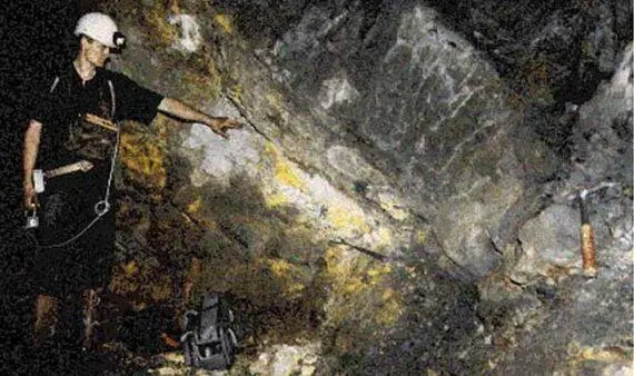 Рис 319 Разрез природного ядерного реактора в урановой жиле месторождения - фото 269