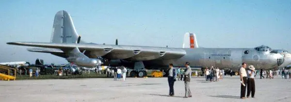 Рис 329 Производившийся в 50х годах бомбардировщик В36 был самым большим в - фото 284