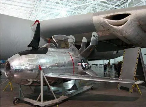 Рис 329 Производившийся в 50х годах бомбардировщик В36 был самым большим в - фото 286