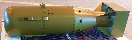Рис 333 Схема ядерного заряда авиабомбы Мк1 Давление газов от горения - фото 292