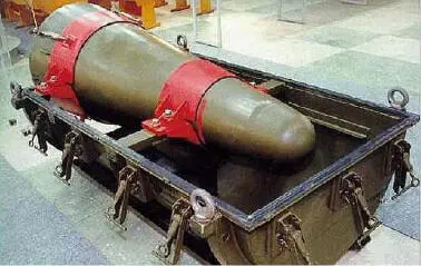 Рис 339 Вверху слева британский контейнер с ядерной авиабомбой WE177 В - фото 307