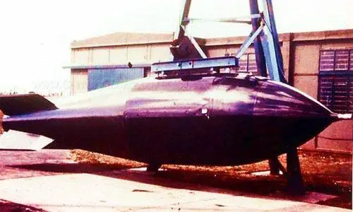 Рис 369 Хотя британская авиабомба Мк1 Голубой Дунай с имплозивным зарядом - фото 361