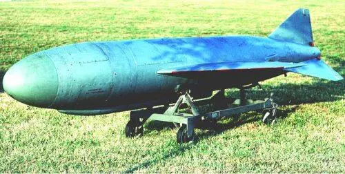 Рис 430 Слева противокорабельная ракета П15 Целью для нее служил - фото 423