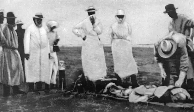 Мечников с миссией врачей у тела жертвы чумы в Маньчжурии 1911 год В одной - фото 4