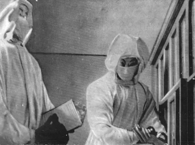 В одной из китайских больниц для чумных больных производятся инъекции сыворотки - фото 5