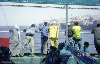 Через час мы разместились на верхней палубе морского парома а еще через 35 - фото 73