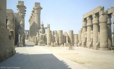 К девяти утра добрался двумя машинами до центра Луксора Город Luxor знаменит - фото 122