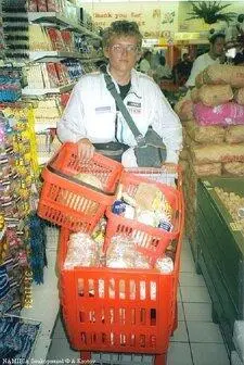 Чтобы вывезти все покупки из магазина понадобилось три большие тележки В - фото 574