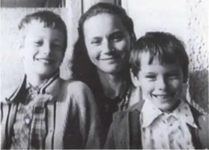 Мама с сыновьями Больше всего любил отдых с сыновьями Сережкой и Сашкой - фото 10