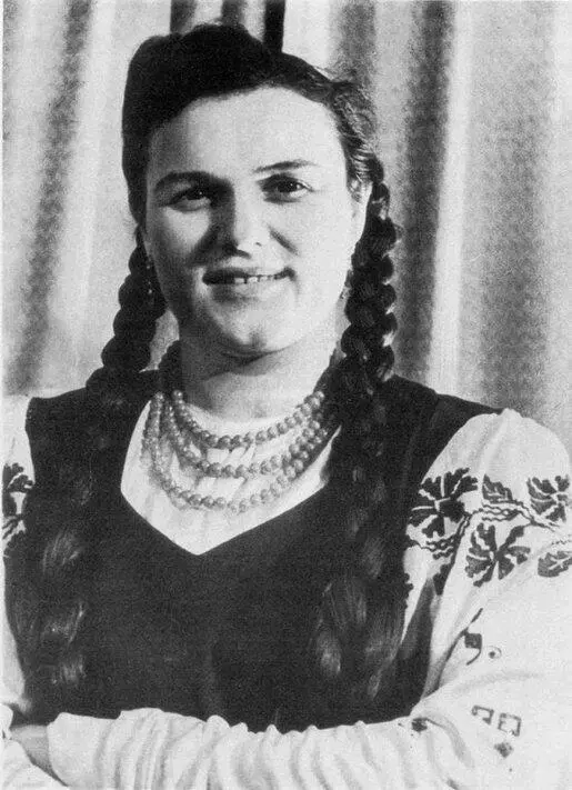 Солистка Хора русской песни Всесоюзного радио 1957 г Круг почета на - фото 3