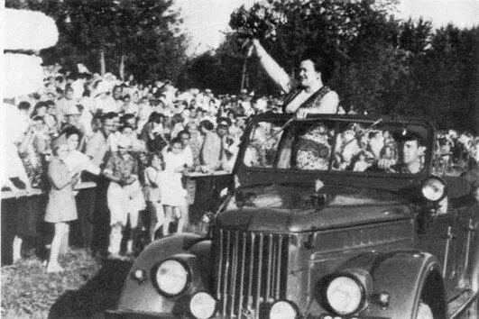 Круг почета на стадионе после концерта Омск 1973 г Эдита Пьеха на одном - фото 4