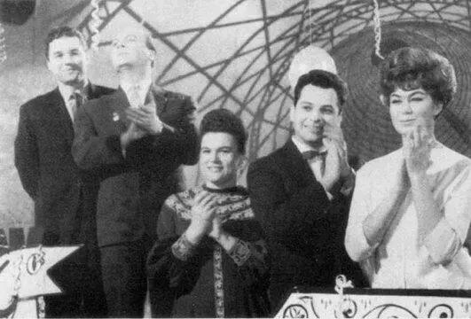 Эдита Пьеха на одном из первых новогодних Огоньков 1962 г С концертной - фото 5