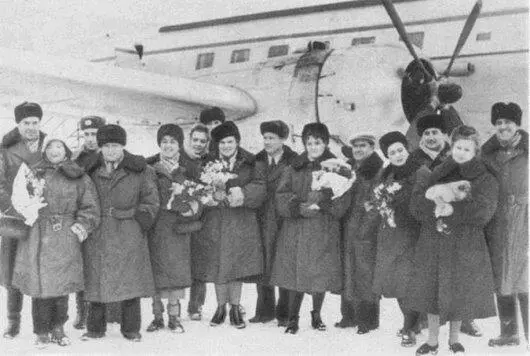 С концертной бригадой на станции СП6 Северный полюс 1959 г На концерте в - фото 6