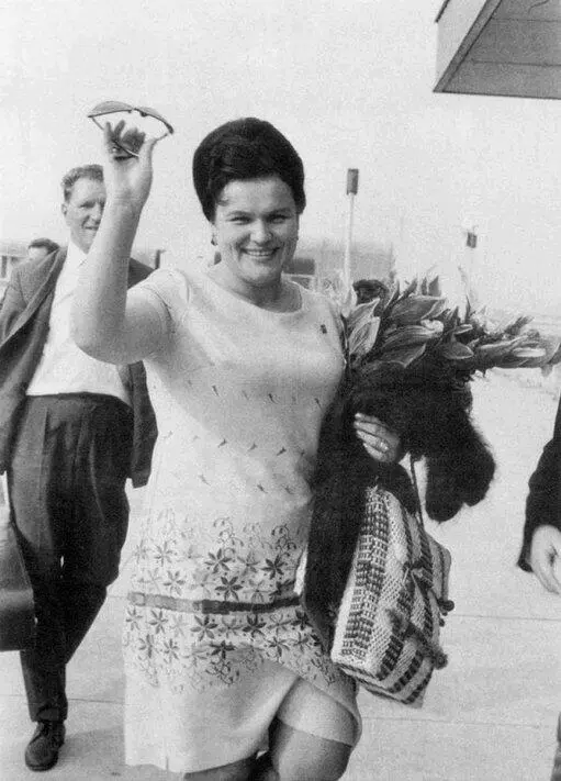 В аэропорту Токио 1967 г Воскресный день в Подмосковье 1967 г Цветы - фото 10