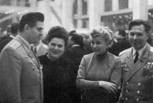 В Кремлевском Дворце съездов с Г Береговым слева и Е Фурцевой 1967 г - фото 17