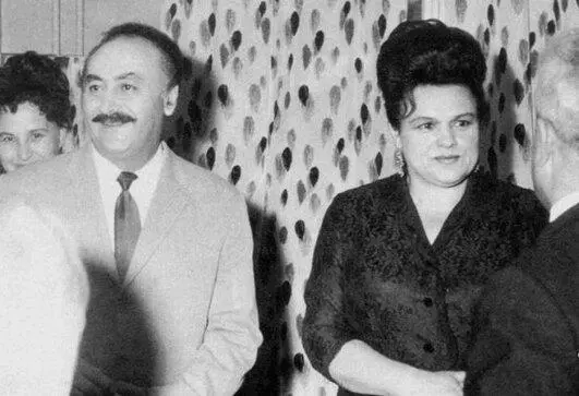 С доктором Г Елизаровым 1968 г Во Вьетнаме 1980 г Памятный сувенир - фото 21