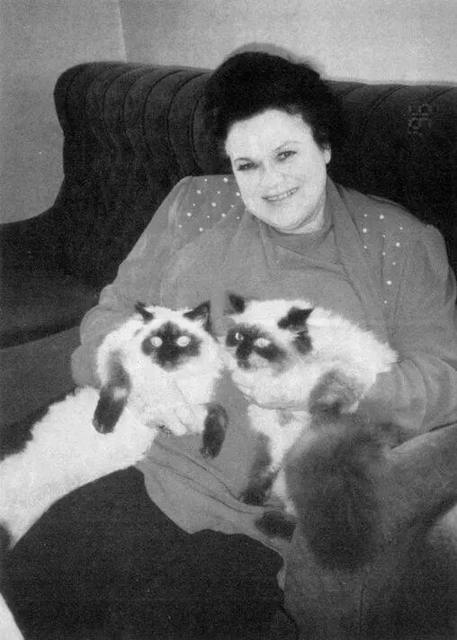 С любимыми кошками на подмосковной даче 1996 г Течет Волга - фото 29