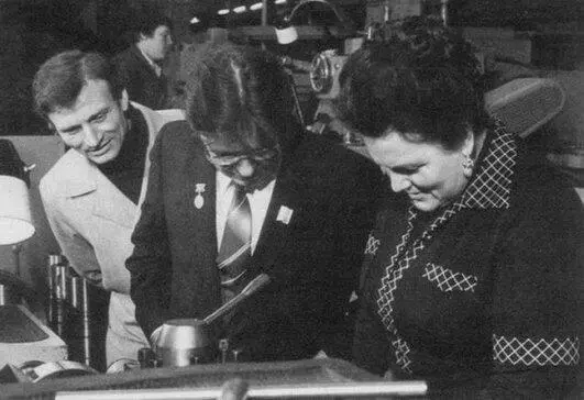 На московском заводе им С Орджоникидзе с директором завода Н Чикиревым 1978 - фото 36