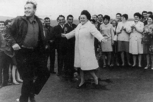В Азербайджане 1972 г С ансамблем Россия в Югославии 1980 г У - фото 39