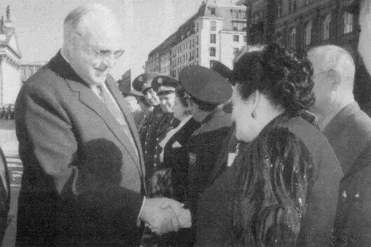 Галантные кавалеры В Ельцин и Г Коль На церемонии вывода Западной группы - фото 50