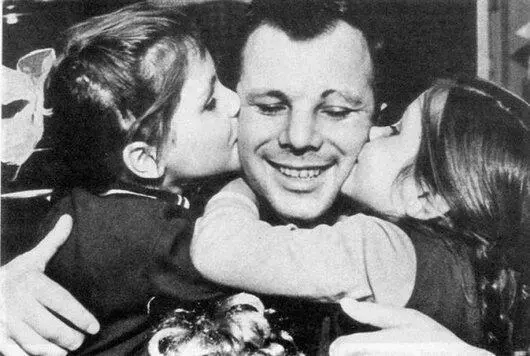 Ю Гагарин с дочерьми Еленой и Галиной 1966 г А П Долуханян 1967 г - фото 78
