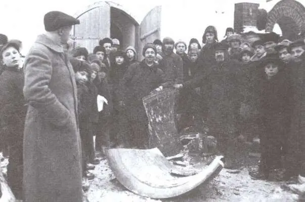 Богоборцы у очередного разбитого колокола Митрополит Алексий Симанский - фото 16