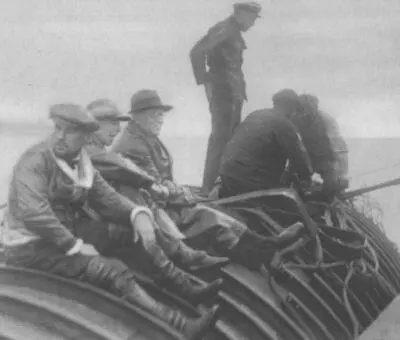 На подъеме Садко 1933 А Толстой среди рабочих ЭПРОНа Колонный зал Дома - фото 7