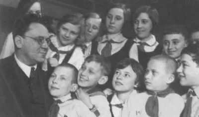 С Маршак среди детей Ленинград 1939 В ИльинаБуданцева за чтением - фото 15