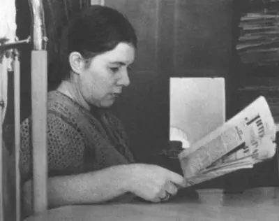 В ИльинаБуданцева за чтением Литературной газеты 1938 П Васильев с - фото 16