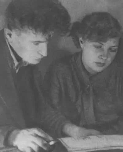 М Светлов с женой Еленой Москва 1934 Вс Иванов с сыном Вячеславом - фото 22